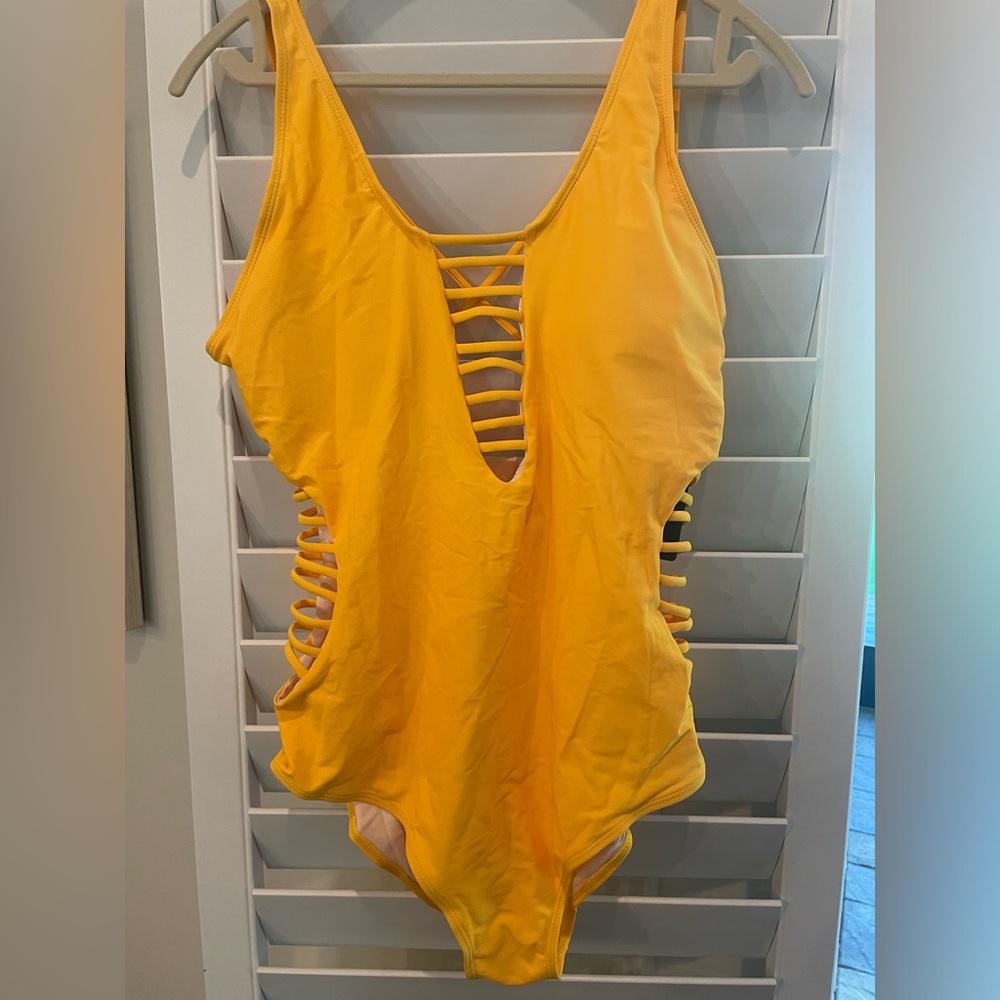 Yellow NWT Aqua Eve one piece strappy bathing suit size XXL